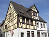 2010 - Das 2-Farben-Doppelhaus erhielt links einen neuen Anstrich