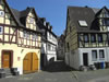 2010 - Das 2-Farben-Doppelhaus erhielt links einen neuen Anstrich