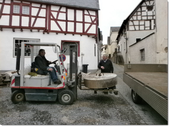 20131016 Abtransport der Läufersteine zur Aufbereitung nach Andernach