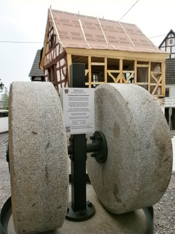 Kollergang mit Blick auf Nordseite des Backesmaennchen-Haus in Fahr am Rhein