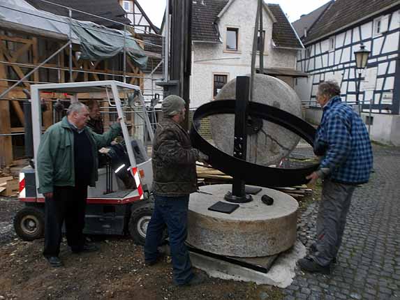 Aufsetzen des Metallrings auf dem Bodenstein