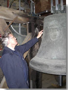 Pfarrer Rademacher an einer Glocke der Feldkirche in 2009