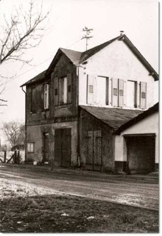 Rockenfeld 1955: ehemalige Schule und Backhaus. Photo: Archiv FW Kupfer